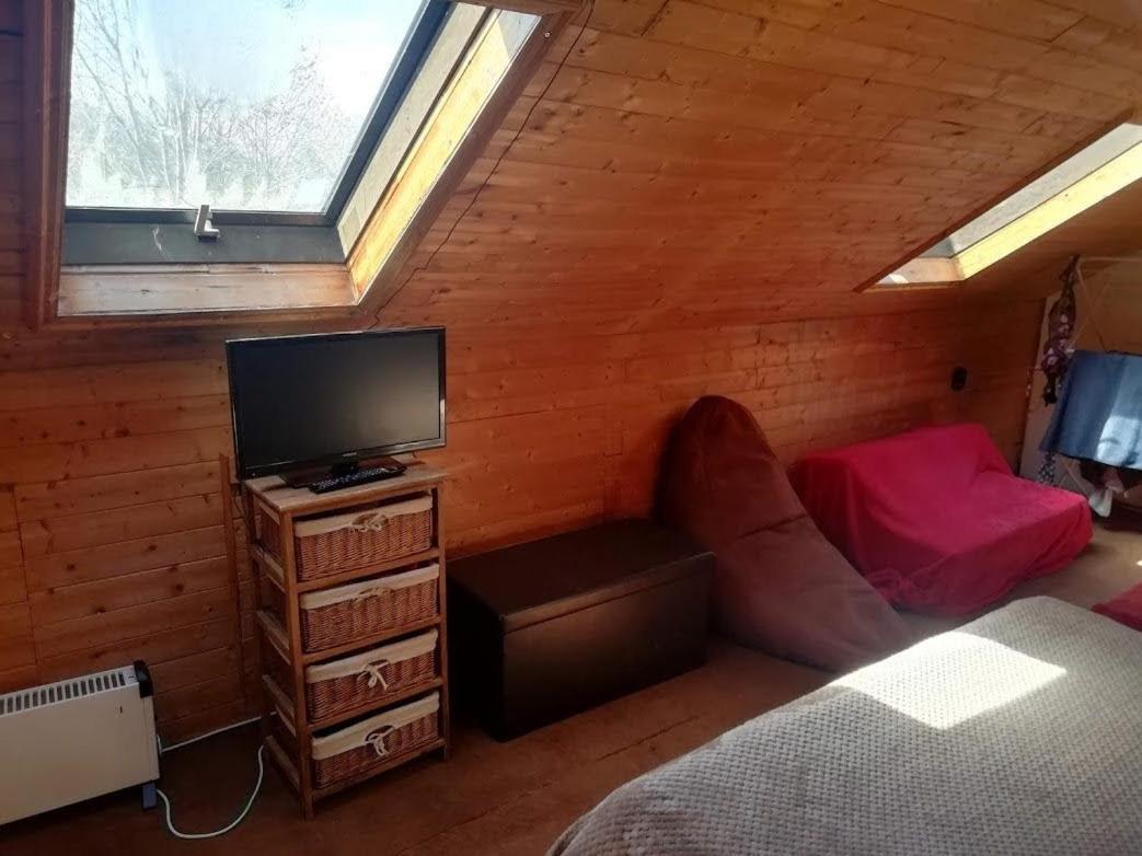 דירות Cozy Loft In Bushey, 20 Mins By Train To Euston London מראה חיצוני תמונה