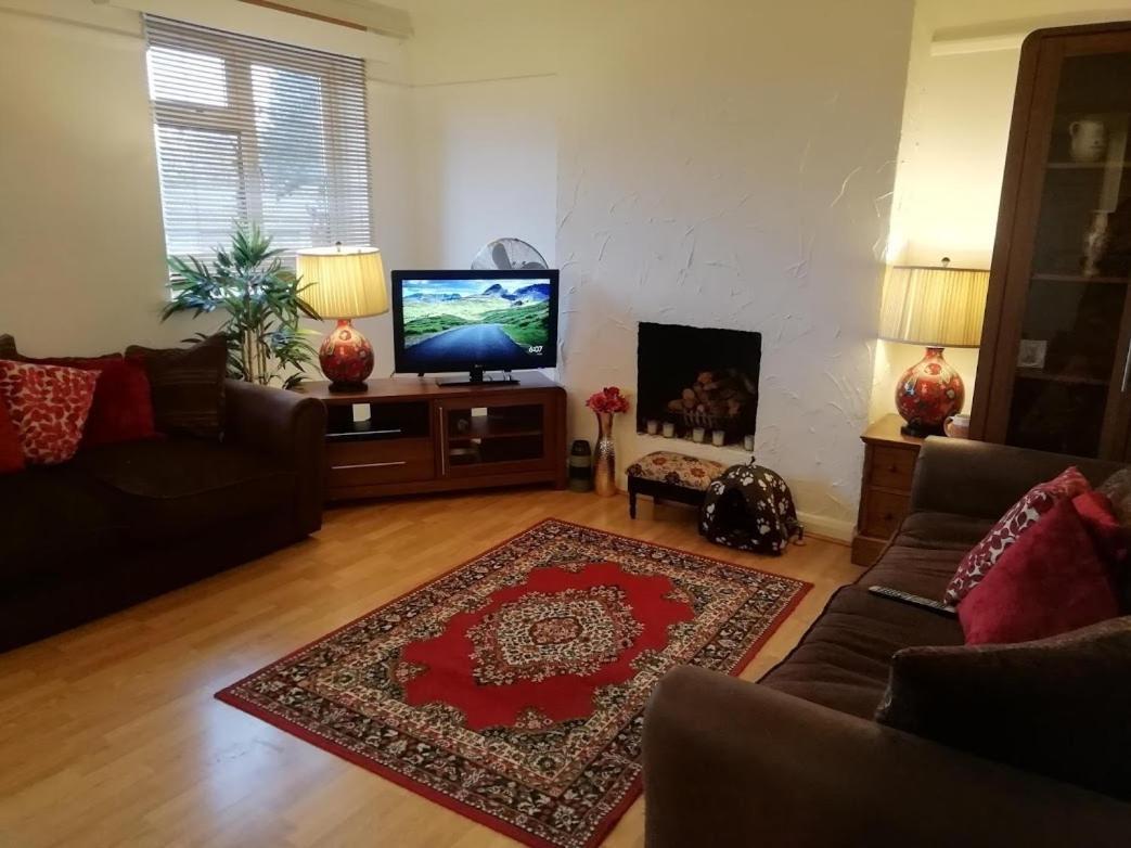 דירות Cozy Loft In Bushey, 20 Mins By Train To Euston London מראה חיצוני תמונה