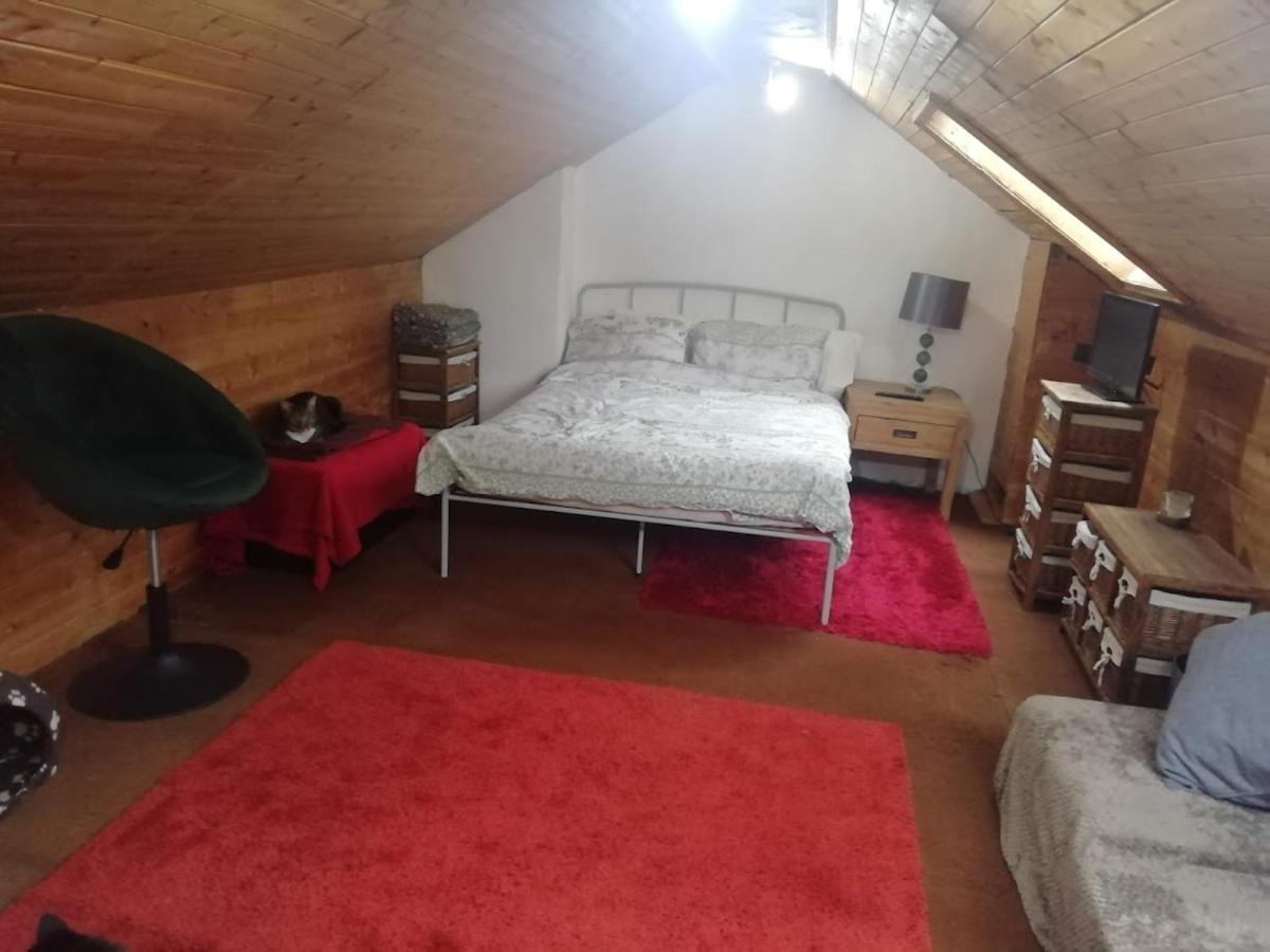 דירות Cozy Loft In Bushey, 20 Mins By Train To Euston London מראה חיצוני תמונה